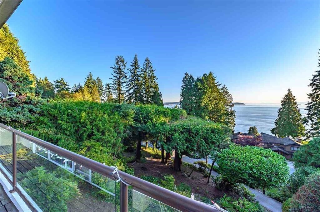 2975 Marine Drive, West Vancouver, BC - Outdoor