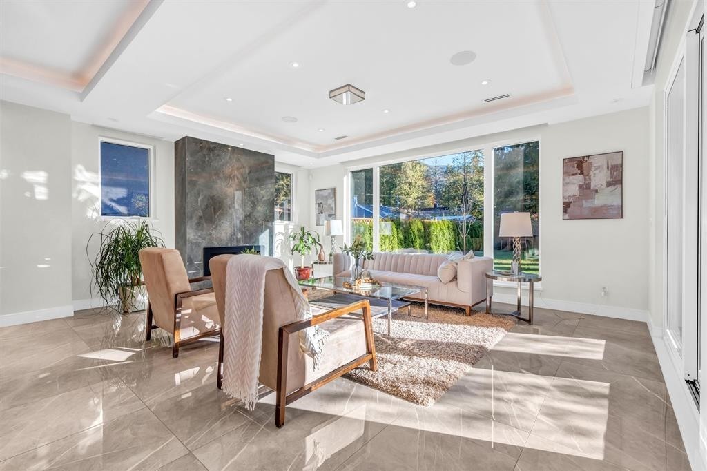 4470 Capilano Road, North Vancouver, BC - Indoor Photo Showing Living Room