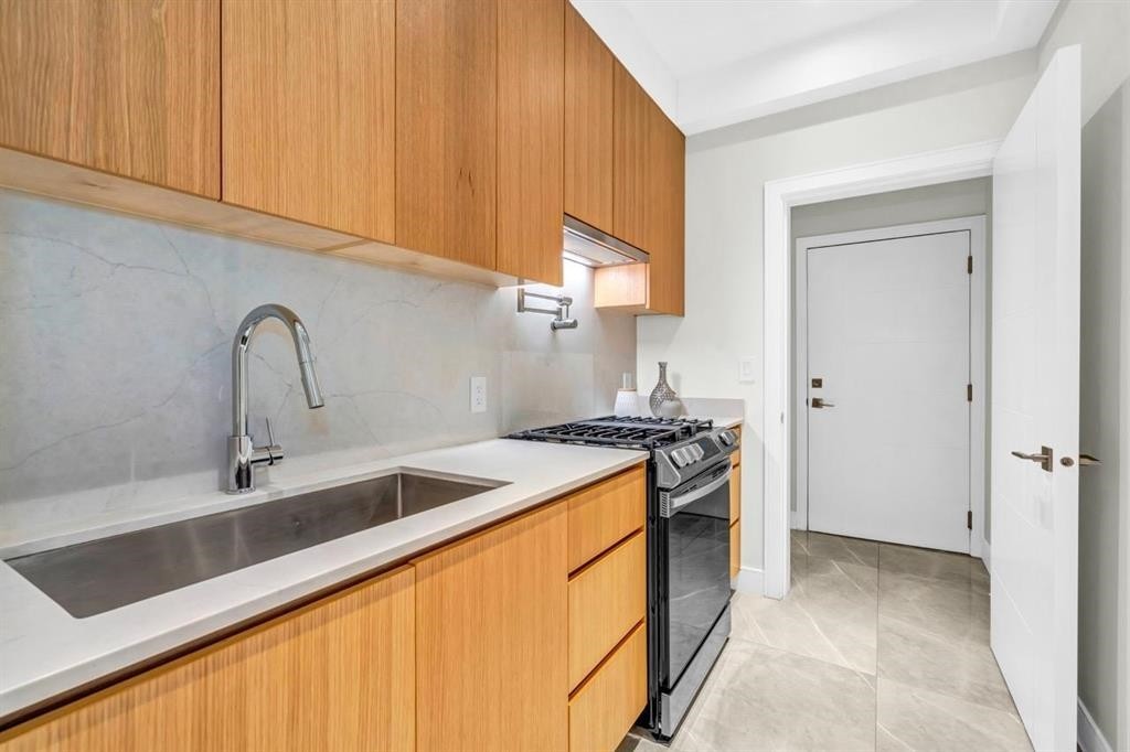 4470 Capilano Road, North Vancouver, BC - Indoor Photo Showing Kitchen