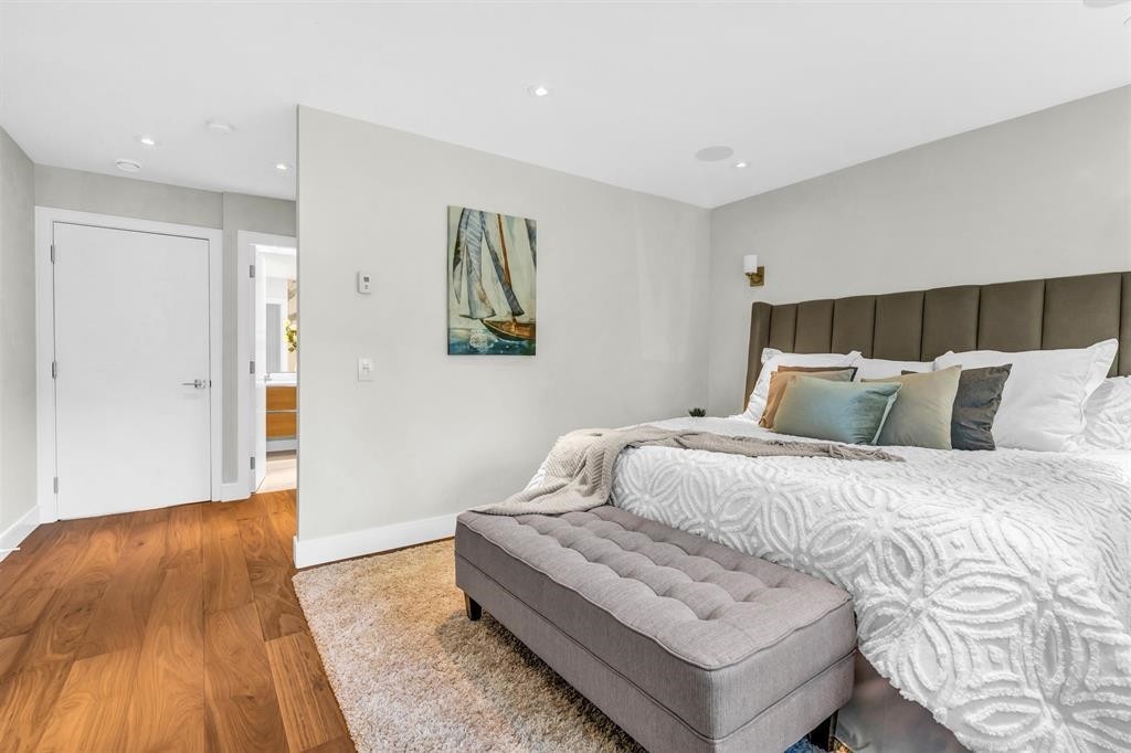 4470 Capilano Road, North Vancouver, BC - Indoor Photo Showing Bedroom