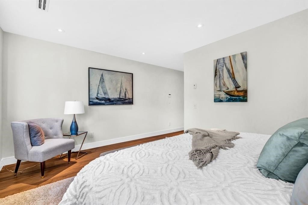 4470 Capilano Road, North Vancouver, BC - Indoor Photo Showing Bedroom