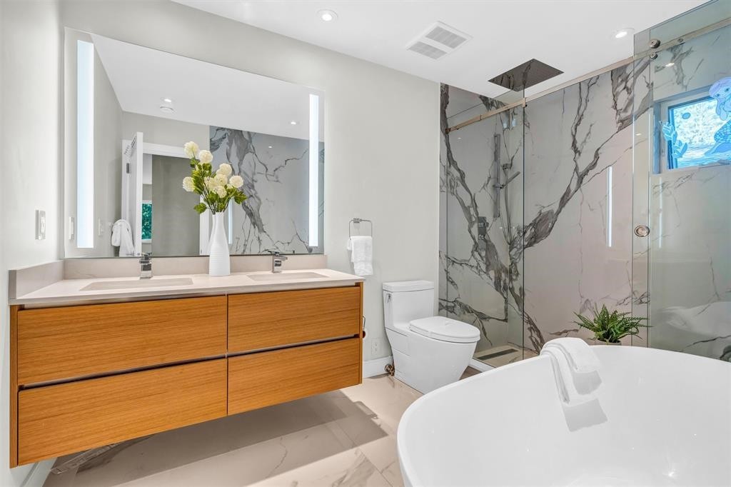 4470 Capilano Road, North Vancouver, BC - Indoor Photo Showing Bathroom