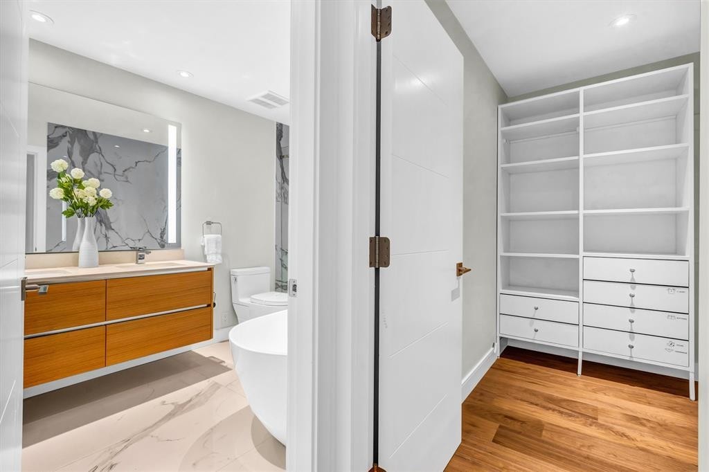 4470 Capilano Road, North Vancouver, BC - Indoor