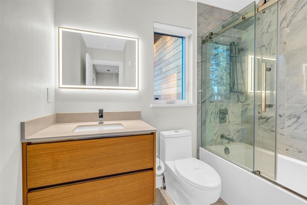 4470 Capilano Road, North Vancouver, BC - Indoor Photo Showing Bathroom