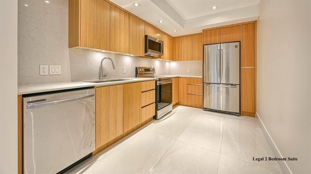 4470 Capilano Road, North Vancouver, BC - Indoor Photo Showing Kitchen With Upgraded Kitchen