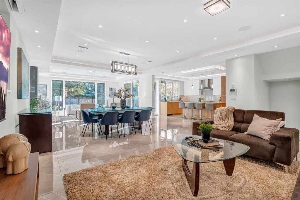4470 Capilano Road, North Vancouver, BC - Indoor Photo Showing Living Room