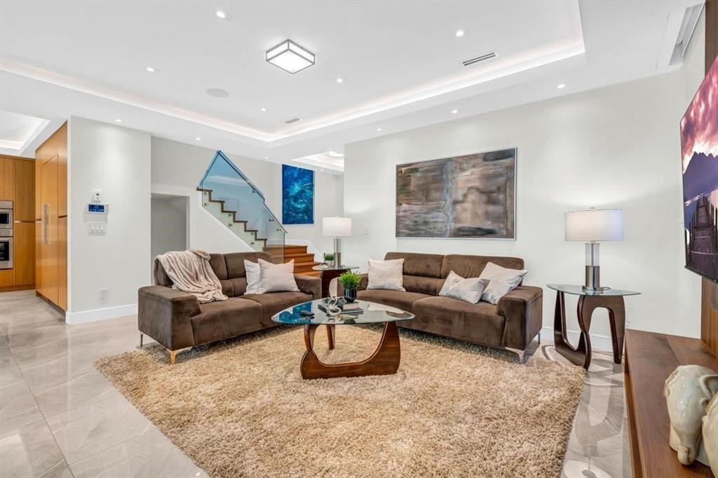 4470 Capilano Road, North Vancouver, BC - Indoor Photo Showing Living Room