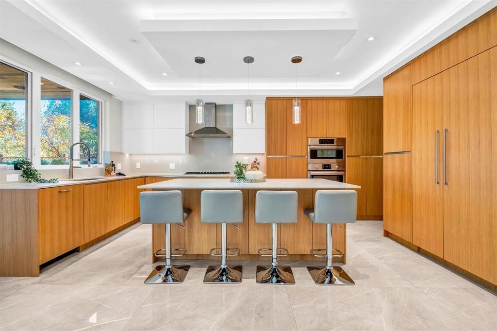 4470 Capilano Road, North Vancouver, BC - Indoor Photo Showing Kitchen