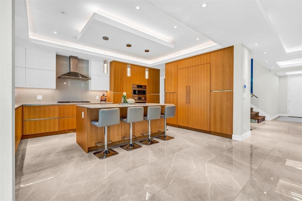 4470 Capilano Road, North Vancouver, BC - Indoor Photo Showing Kitchen