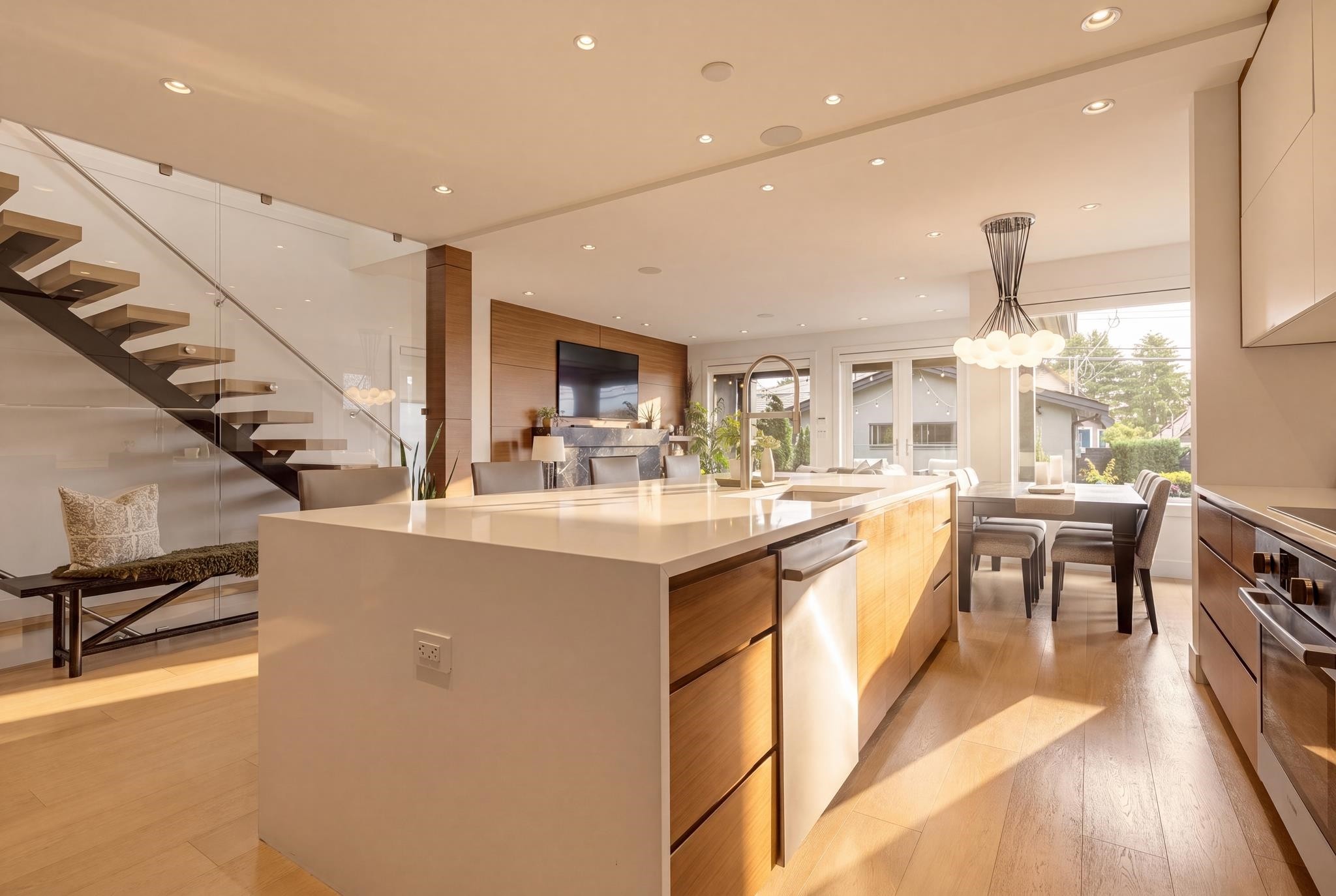 351 28Th Street W, North Vancouver, BC