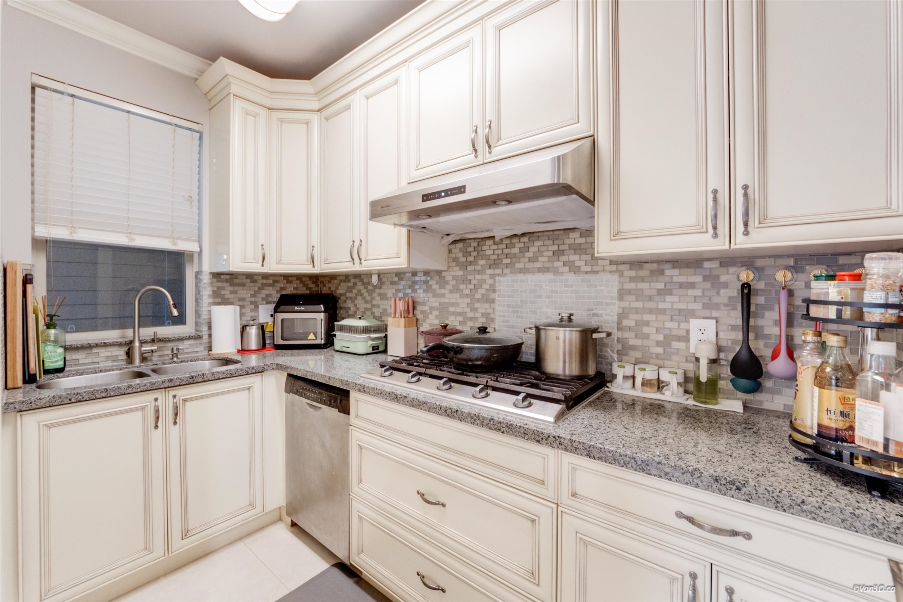 5011 Colbeck Road, Richmond, BC - Indoor Photo Showing Kitchen With Upgraded Kitchen