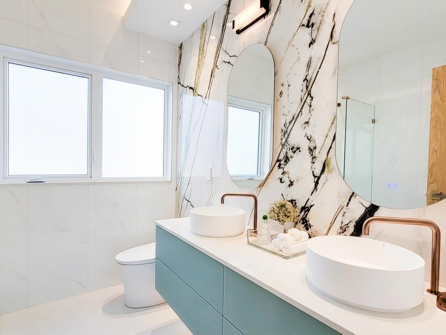 2141 Jefferson Avenue, West Vancouver, BC - Indoor Photo Showing Bathroom