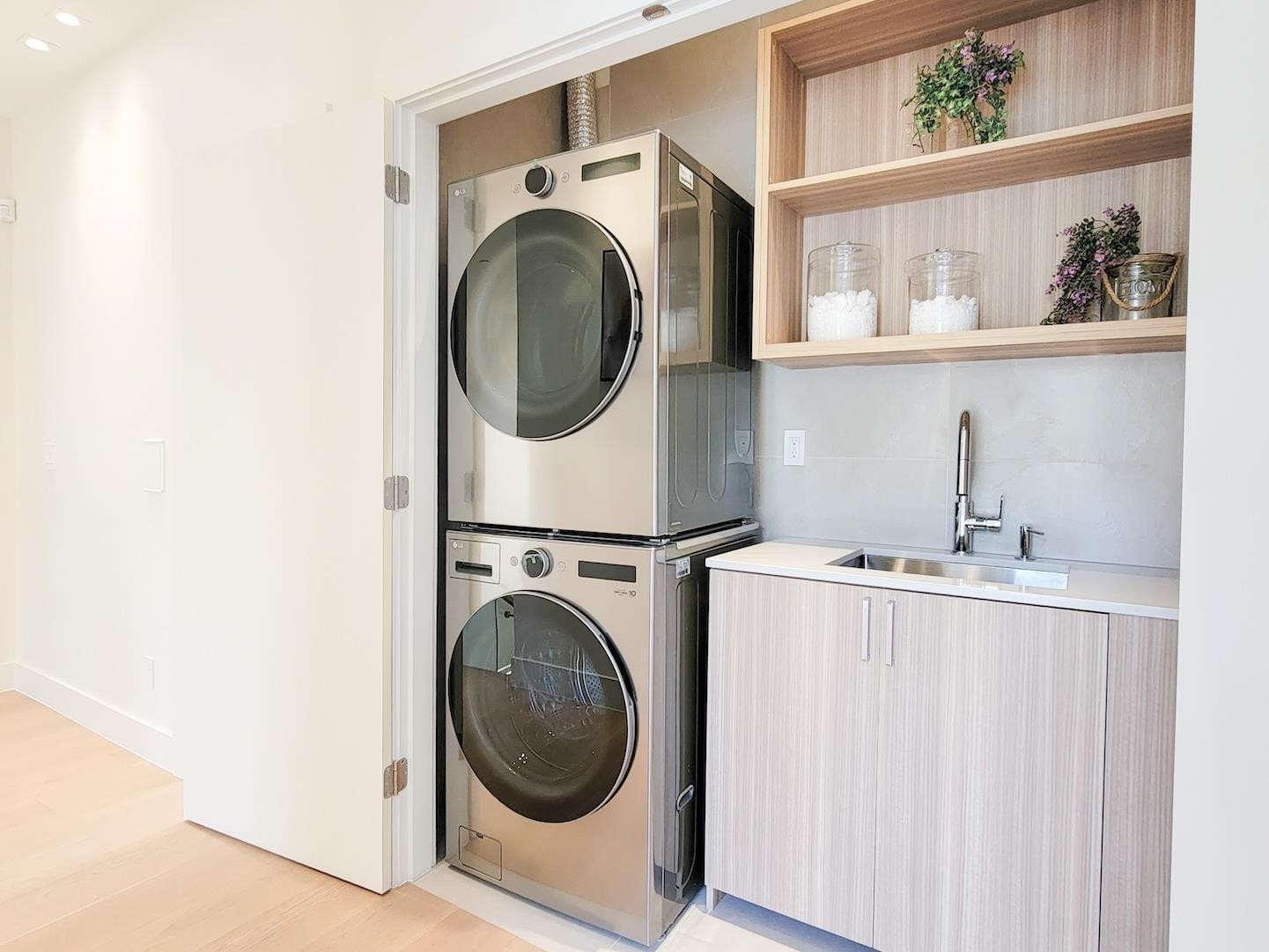 2141 Jefferson Avenue, West Vancouver, BC - Indoor Photo Showing Laundry Room