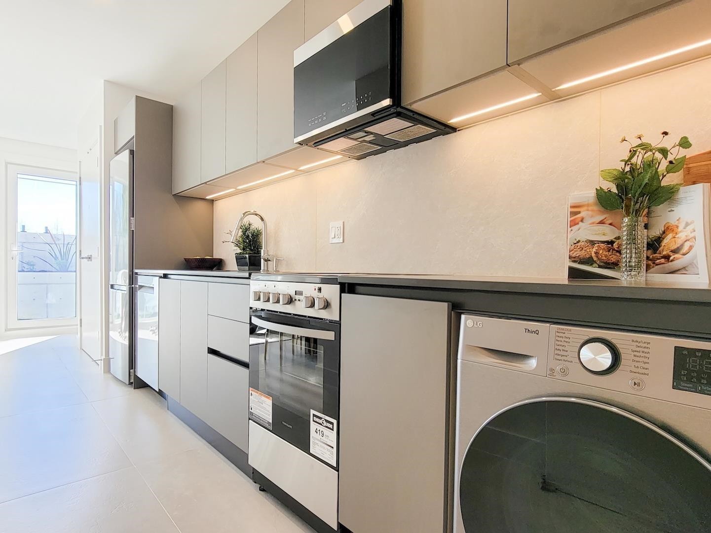 2141 Jefferson Avenue, West Vancouver, BC - Indoor Photo Showing Laundry Room