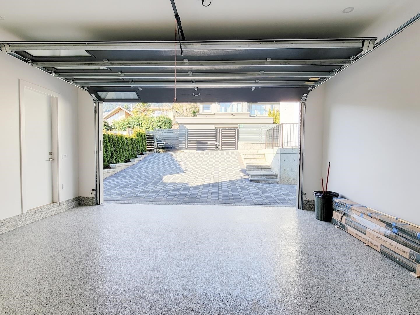 2141 Jefferson Avenue, West Vancouver, BC - Indoor Photo Showing Garage