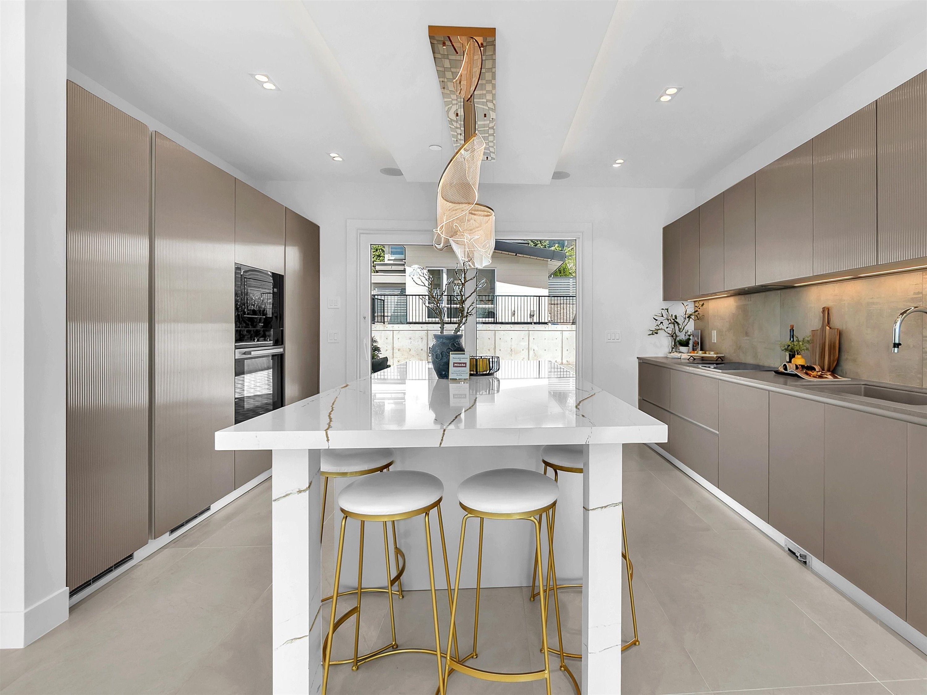 2141 Jefferson Avenue, West Vancouver, BC - Indoor Photo Showing Kitchen With Upgraded Kitchen