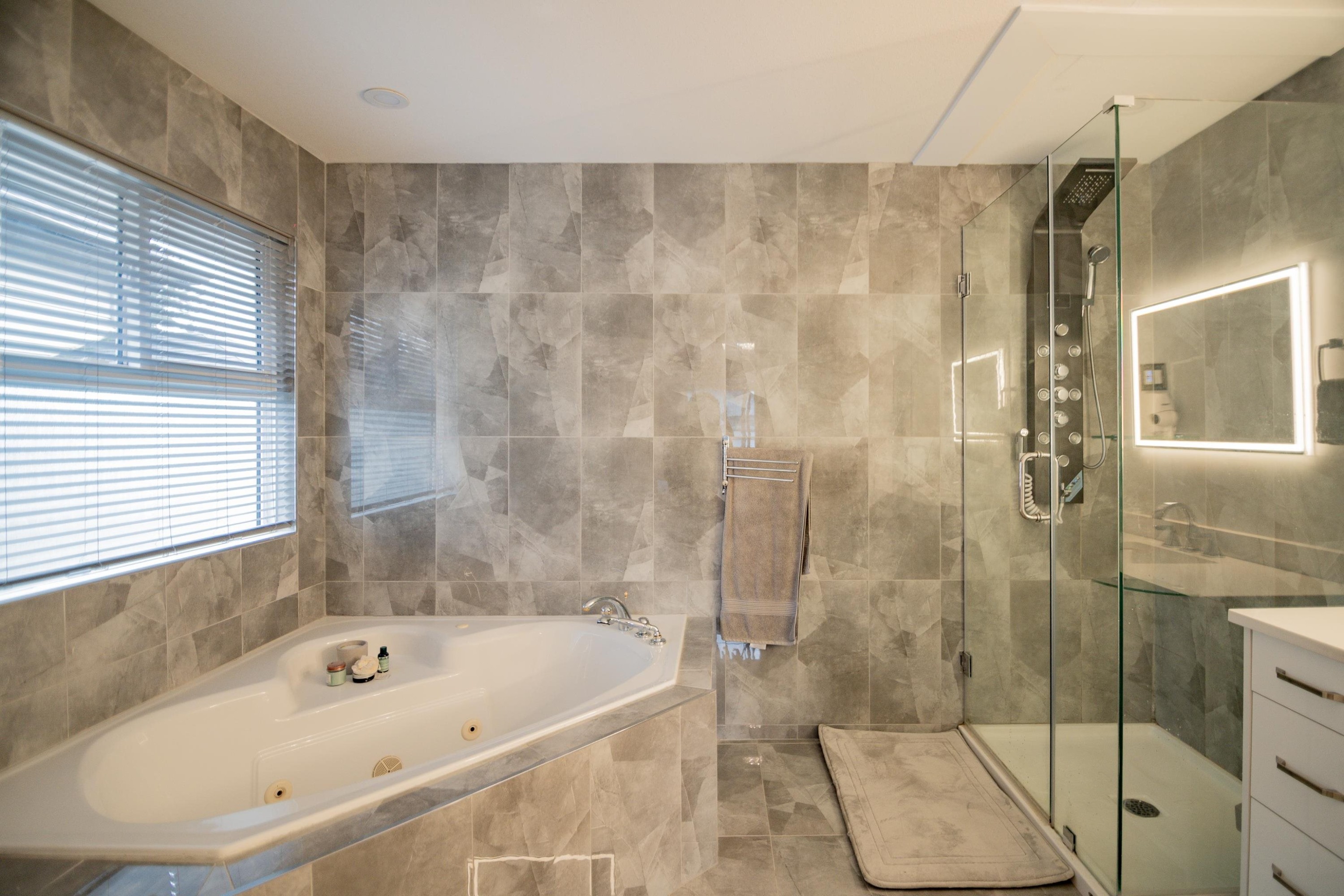 23717 110 Avenue, Maple Ridge, BC - Indoor Photo Showing Bathroom