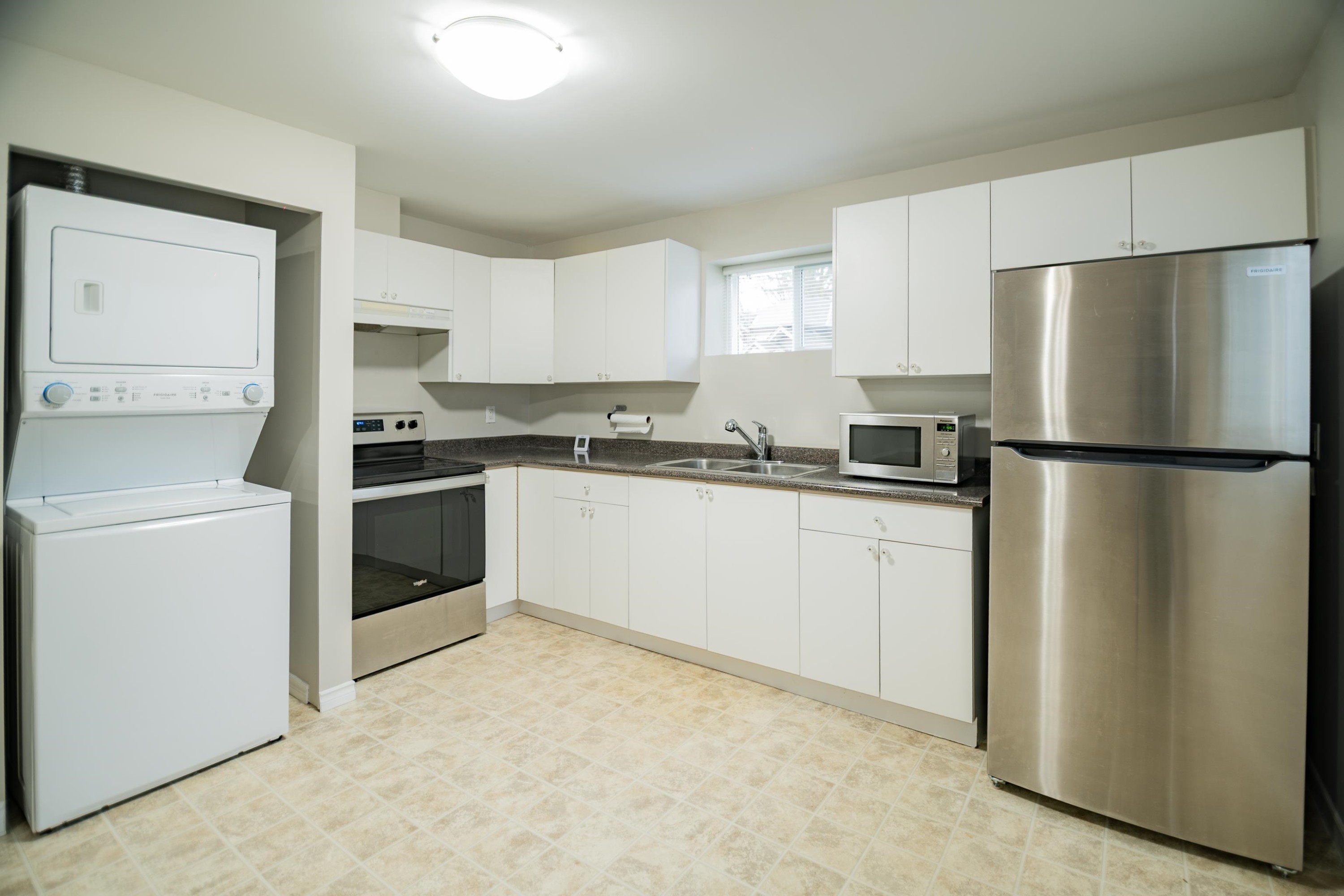 23717 110 Avenue, Maple Ridge, BC - Indoor Photo Showing Kitchen With Double Sink
