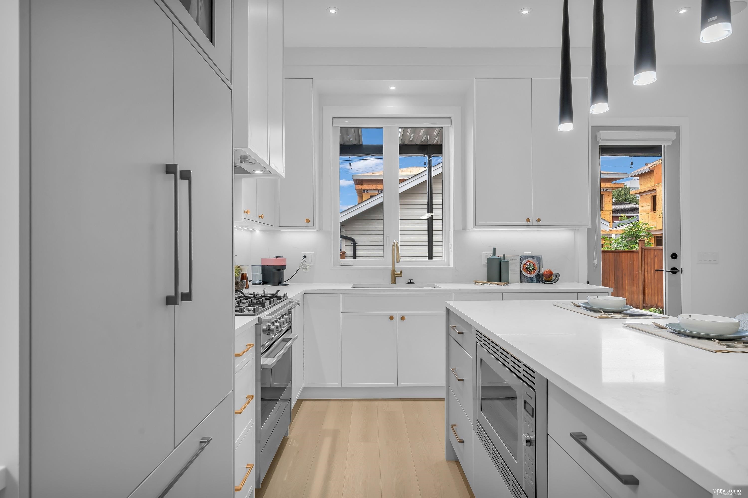 2-3627 45Th Avenue E, Vancouver, BC - Indoor Photo Showing Kitchen With Upgraded Kitchen