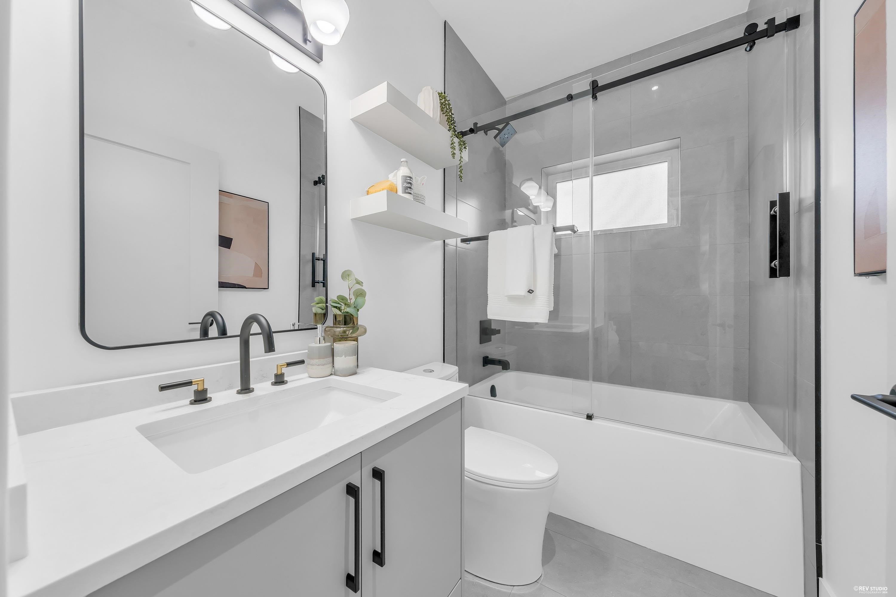 2-3627 45Th Avenue E, Vancouver, BC - Indoor Photo Showing Bathroom