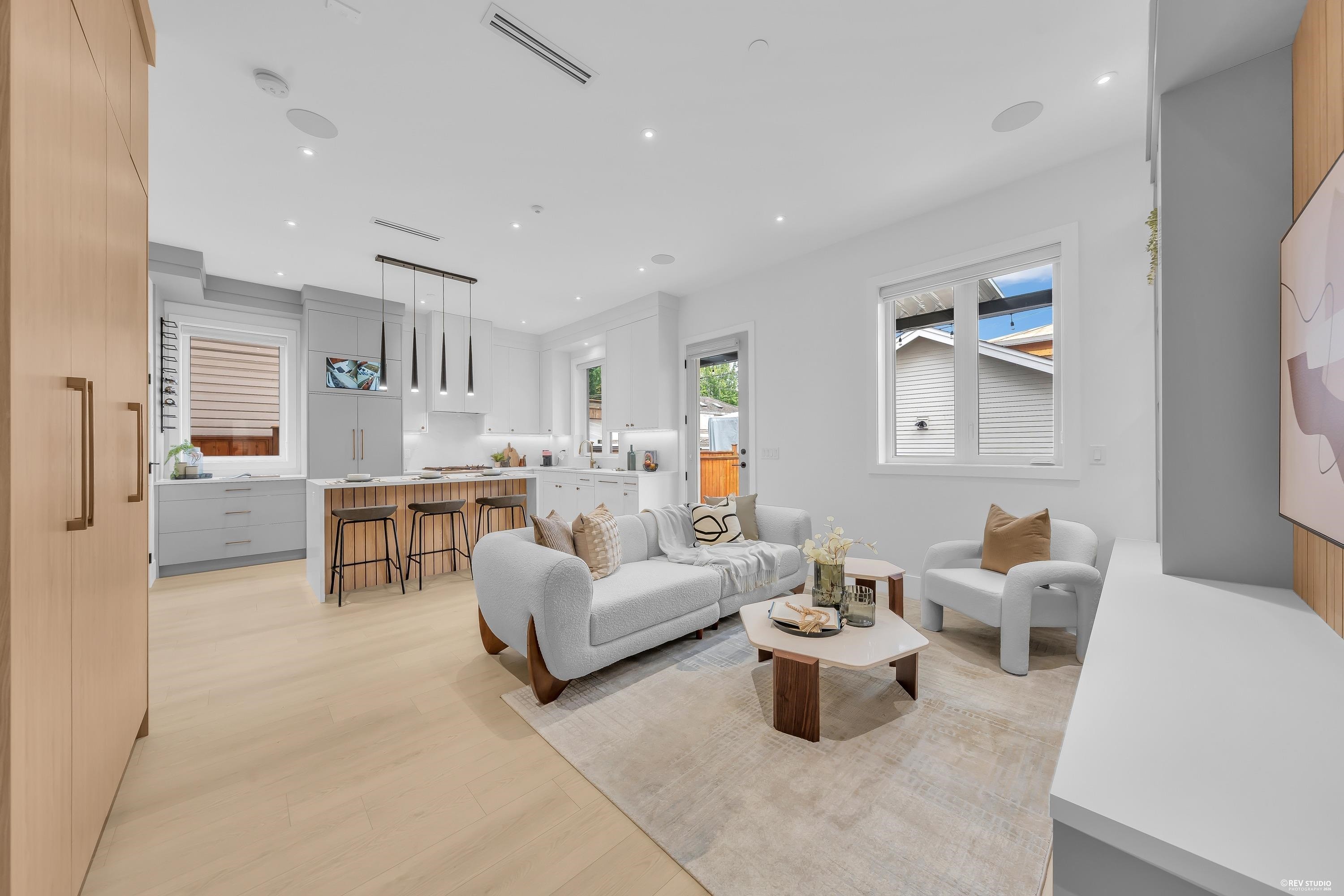 2-3627 45Th Avenue E, Vancouver, BC - Indoor Photo Showing Living Room