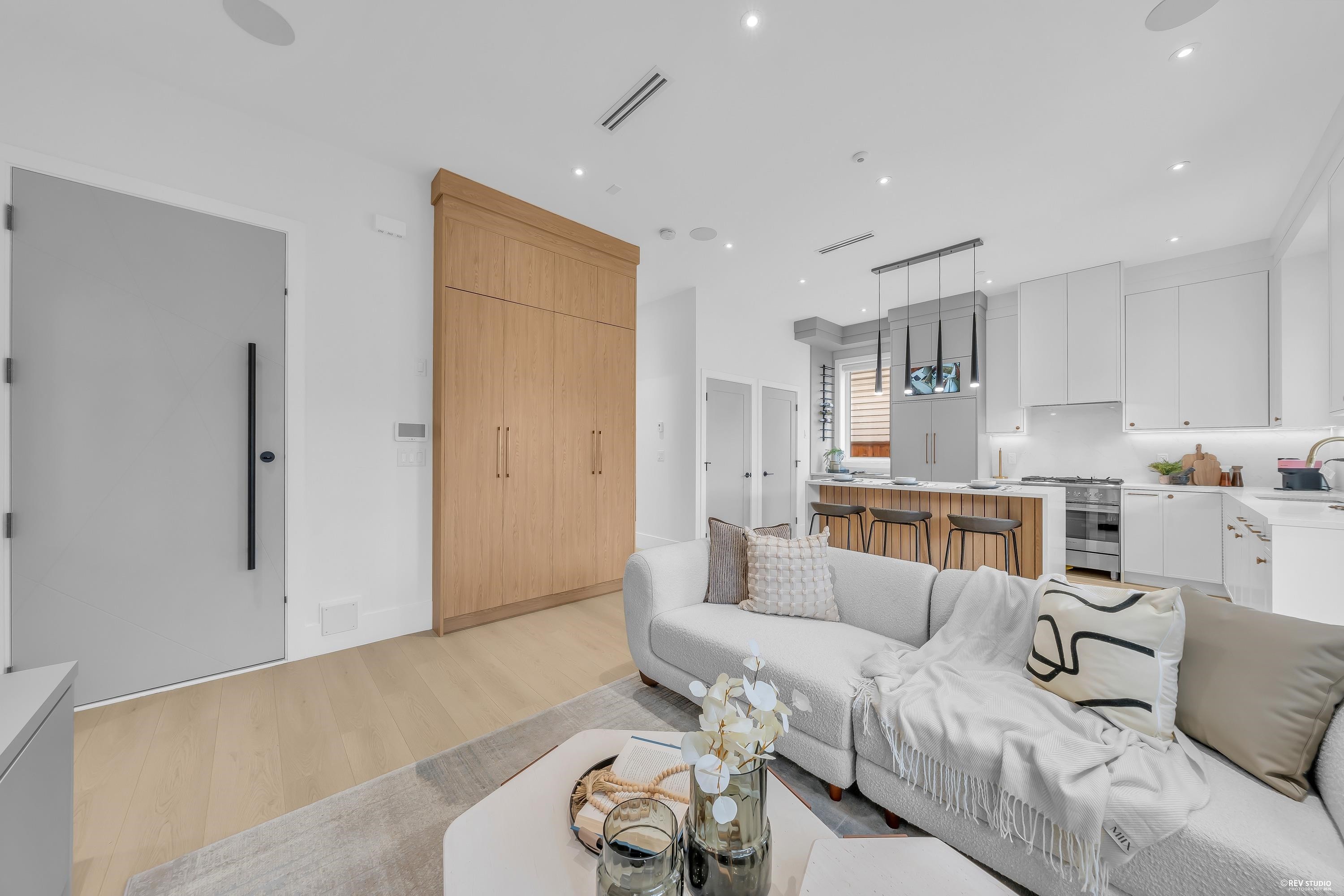 2-3627 45Th Avenue E, Vancouver, BC - Indoor Photo Showing Living Room