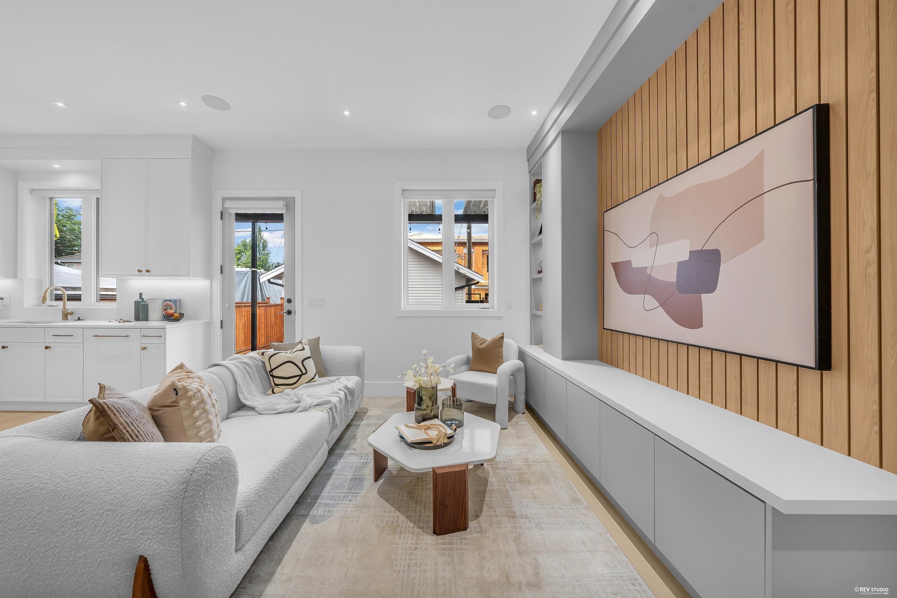 2-3627 45Th Avenue E, Vancouver, BC - Indoor Photo Showing Living Room