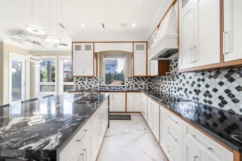 7751 Eperson Road, Richmond, BC - Indoor Photo Showing Kitchen With Double Sink With Upgraded Kitchen