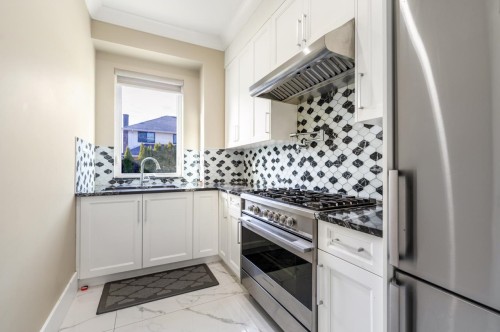 7751 Eperson Road, Richmond, BC - Indoor Photo Showing Kitchen With Upgraded Kitchen
