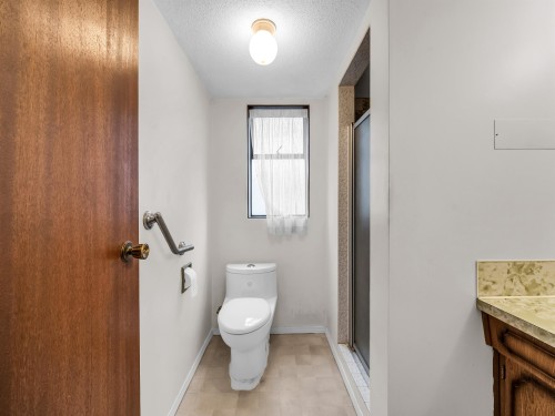 8880 Carmichael Street, Richmond, BC - Indoor Photo Showing Bathroom