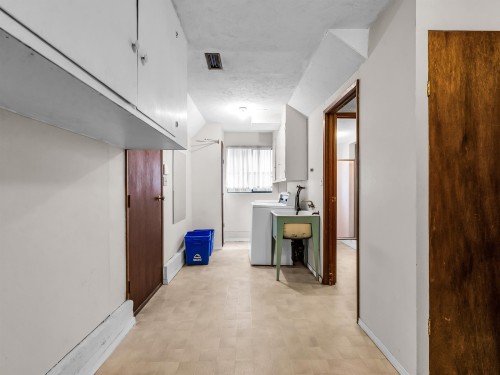 8880 Carmichael Street, Richmond, BC - Indoor Photo Showing Laundry Room