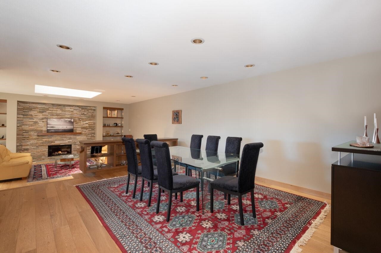 4895 Northwood Drive, West Vancouver, BC - Indoor Photo Showing Dining Room With Fireplace