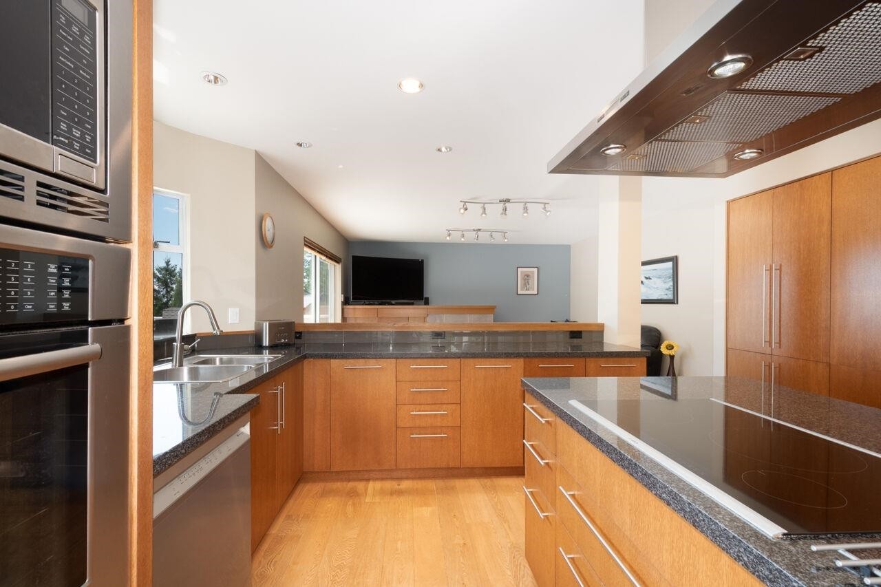 4895 Northwood Drive, West Vancouver, BC - Indoor Photo Showing Kitchen With Double Sink
