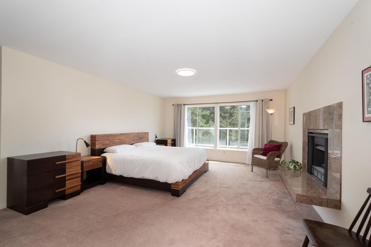4895 Northwood Drive, West Vancouver, BC - Indoor Photo Showing Bedroom