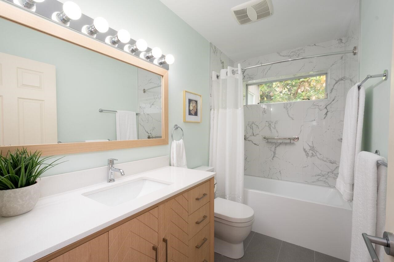 4895 Northwood Drive, West Vancouver, BC - Indoor Photo Showing Bathroom
