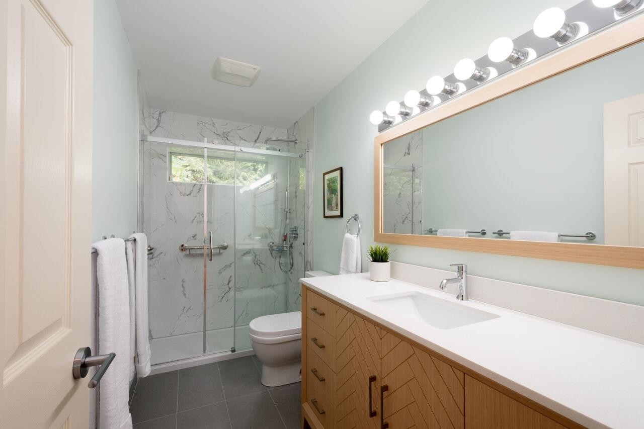 4895 Northwood Drive, West Vancouver, BC - Indoor Photo Showing Bathroom