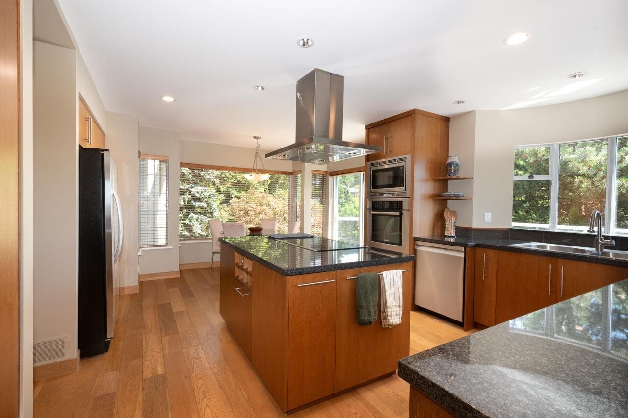 4895 Northwood Drive, West Vancouver, BC - Indoor Photo Showing Kitchen With Stainless Steel Kitchen With Upgraded Kitchen