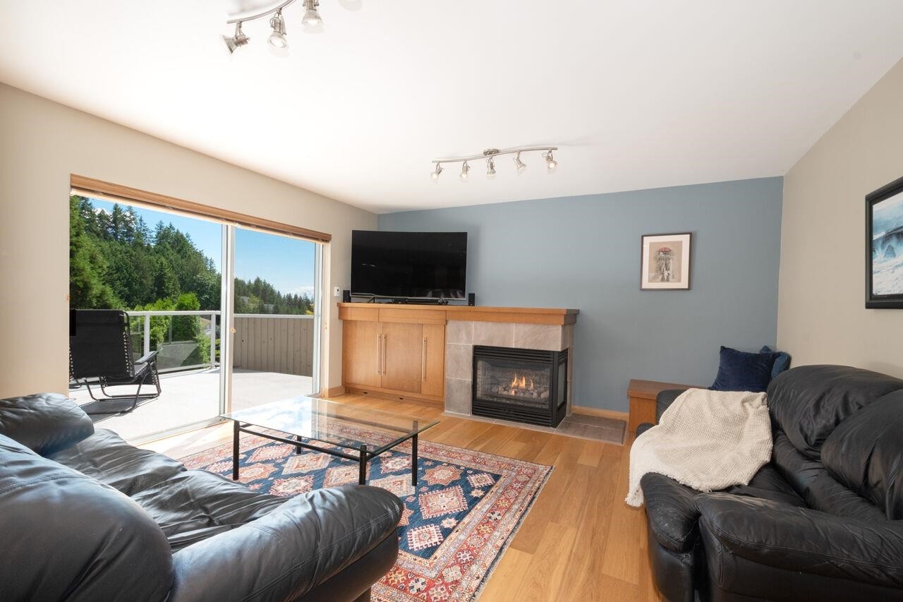 4895 Northwood Drive, West Vancouver, BC - Indoor Photo Showing Living Room With Fireplace