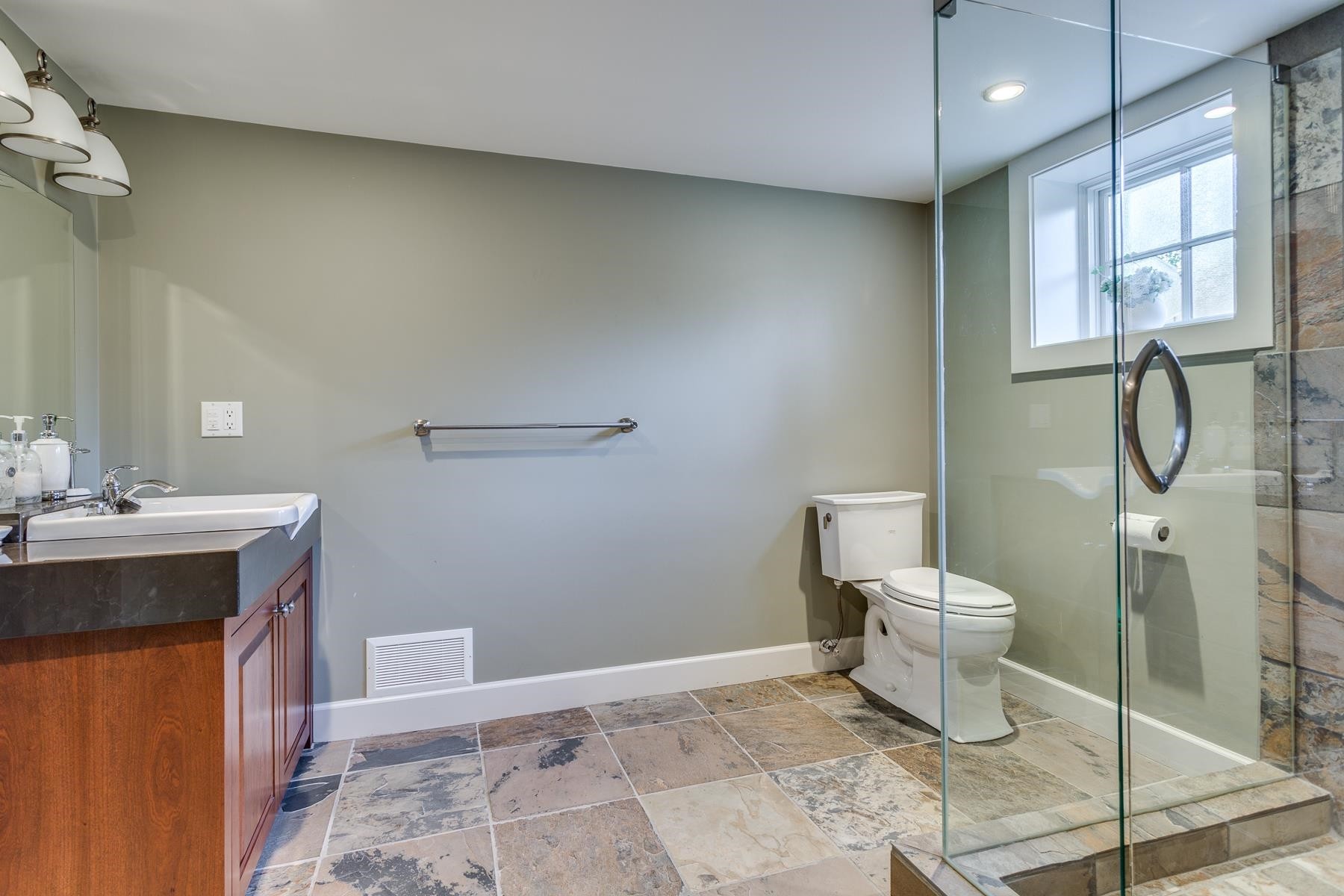 1375 King Edward Avenue W, Vancouver, BC - Indoor Photo Showing Bathroom