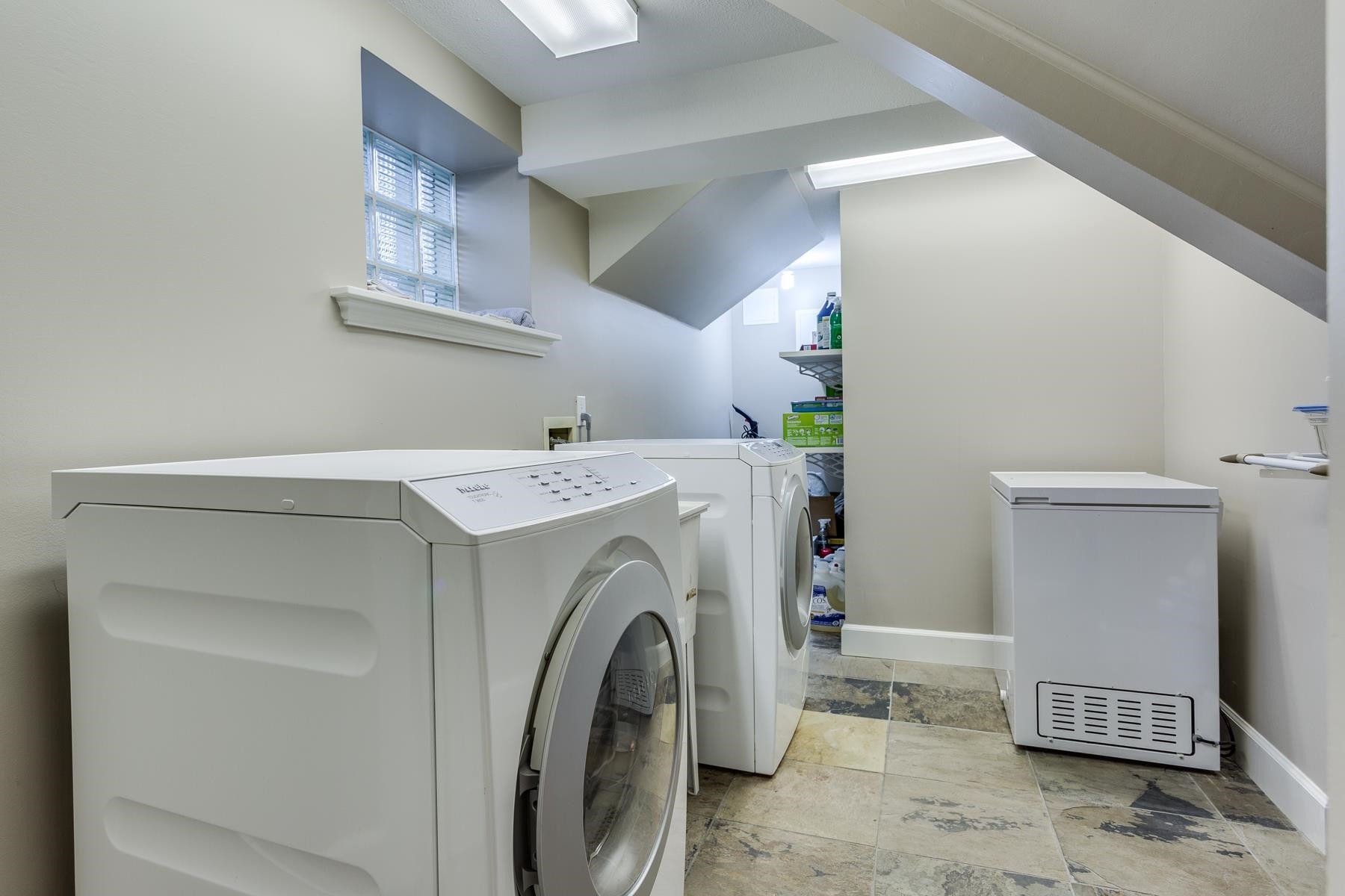 1375 King Edward Avenue W, Vancouver, BC - Indoor Photo Showing Laundry Room