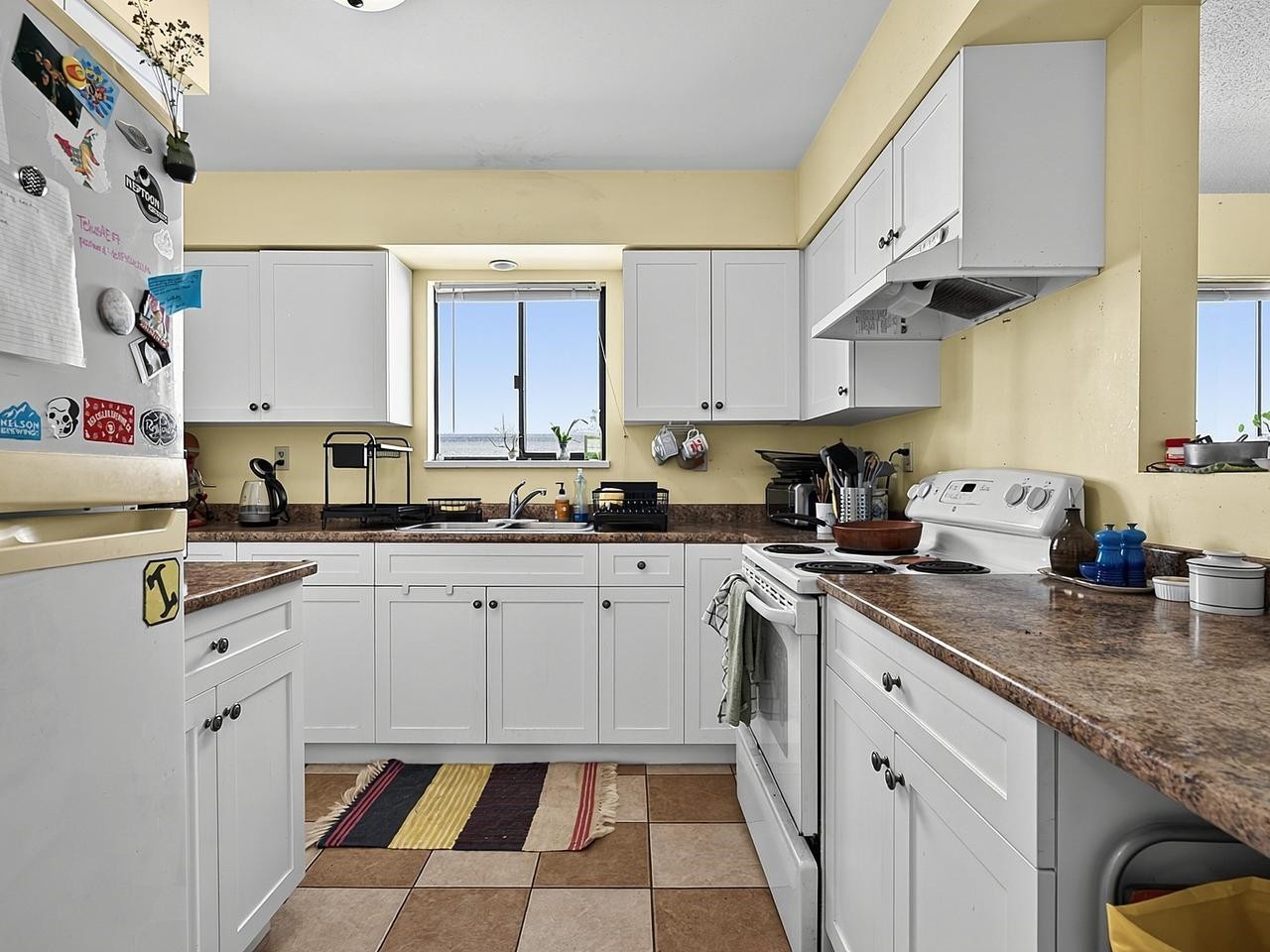 442 10Th Avenue E, Vancouver, BC - Indoor Photo Showing Kitchen With Double Sink