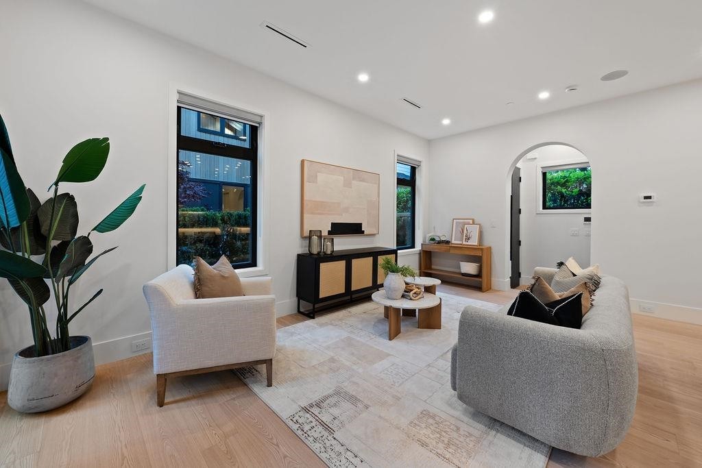 5038 Granville Street, Vancouver, BC