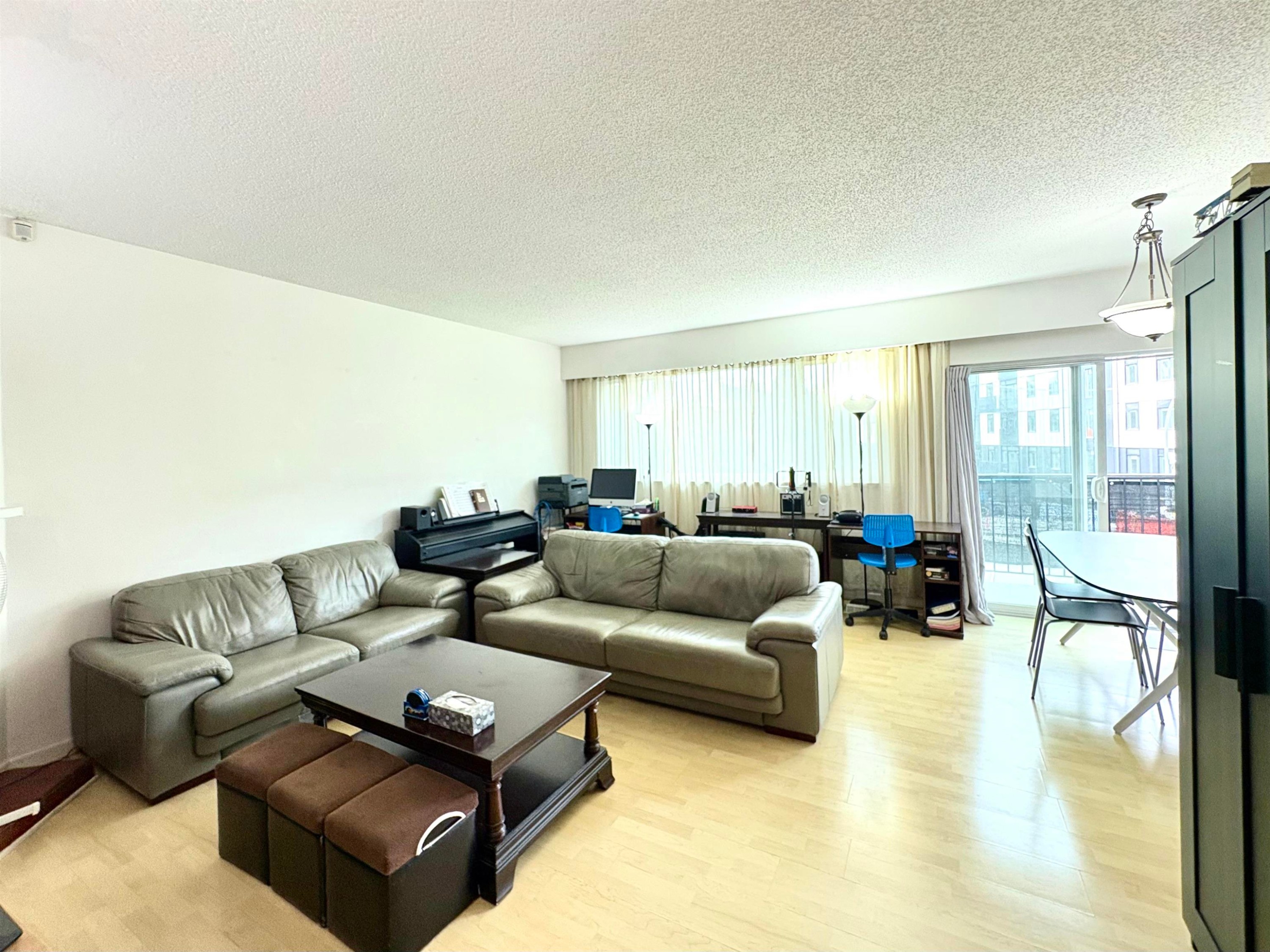 257 Angela Drive, Port Moody, BC - Indoor Photo Showing Living Room