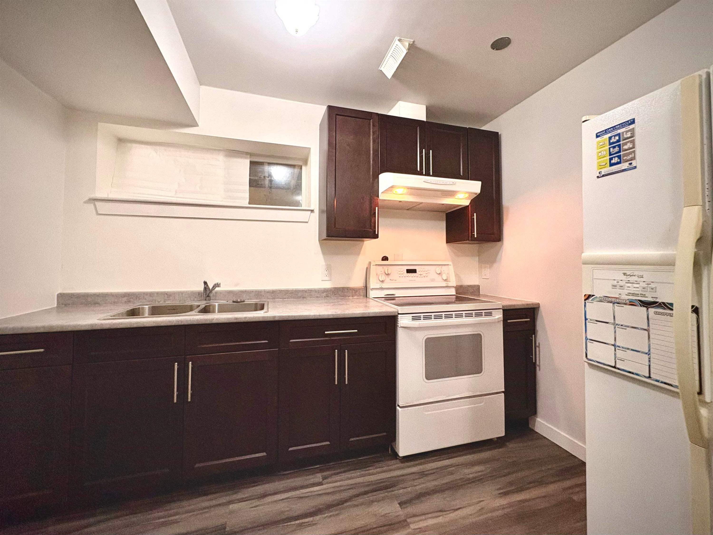 257 Angela Drive, Port Moody, BC - Indoor Photo Showing Kitchen With Double Sink
