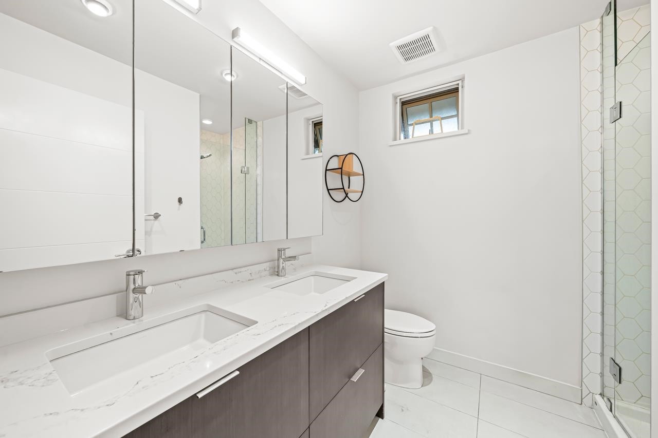 1038 Park Drive, Vancouver, BC - Indoor Photo Showing Bathroom