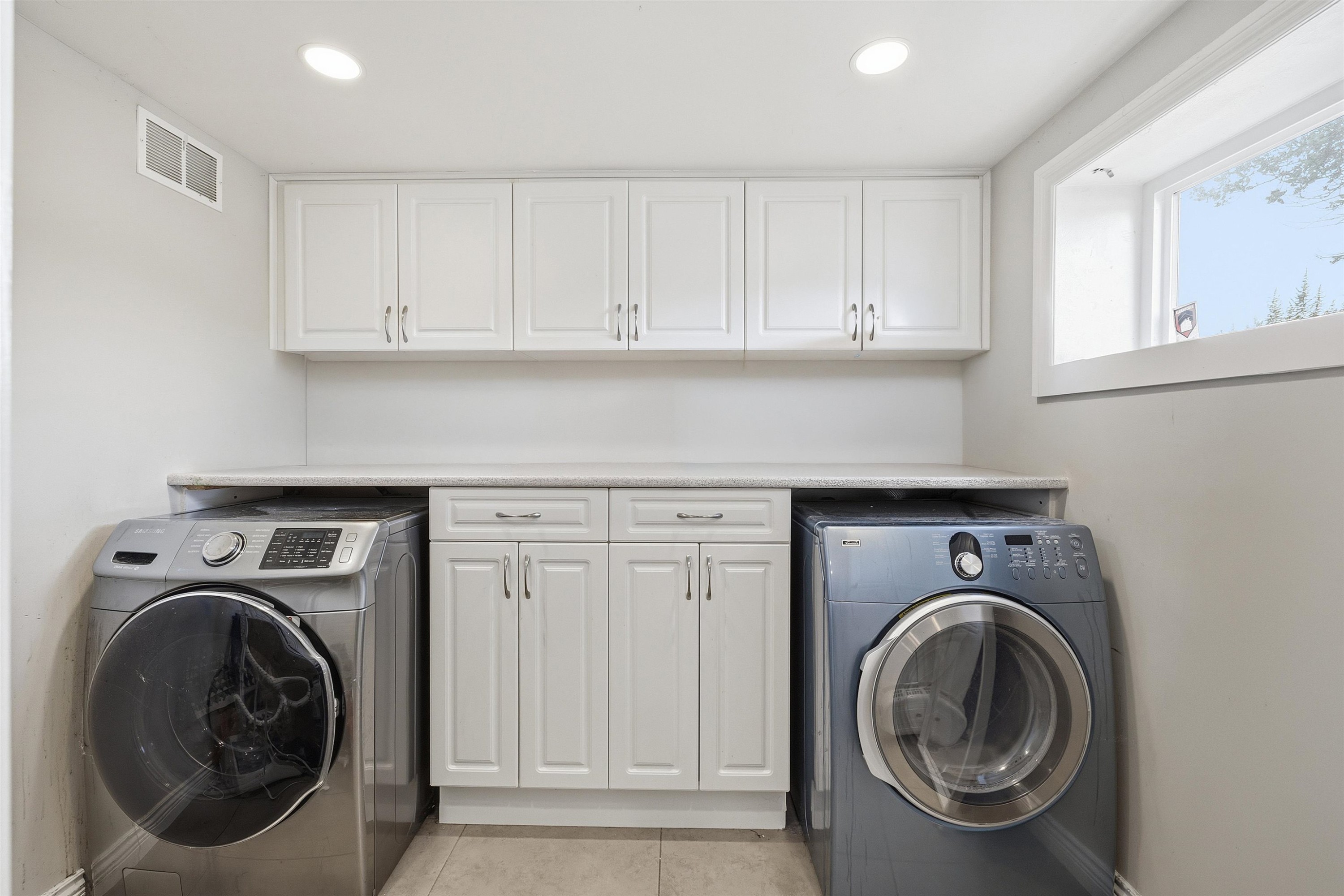 4802 Venables Street, Burnaby, BC - Indoor Photo Showing Laundry Room
