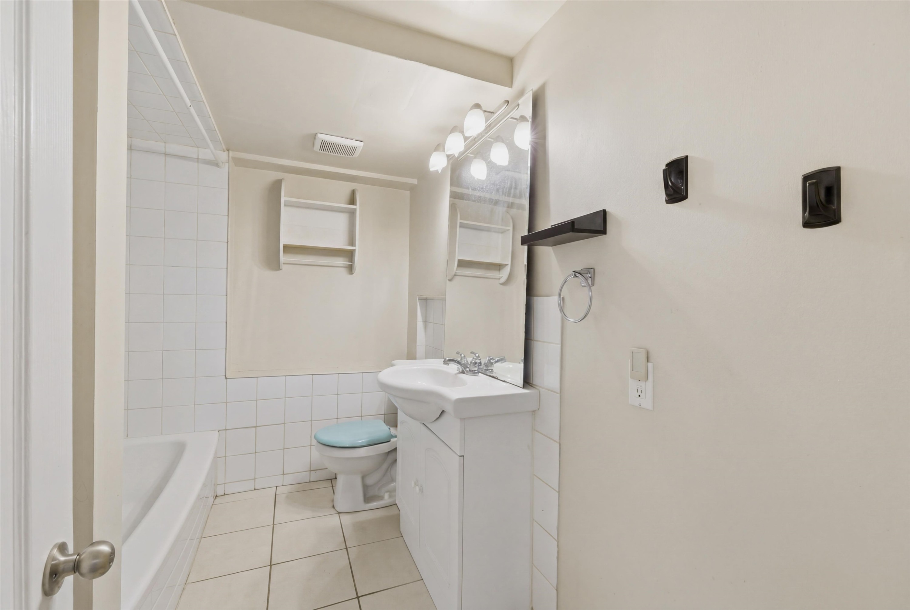 4802 Venables Street, Burnaby, BC - Indoor Photo Showing Bathroom
