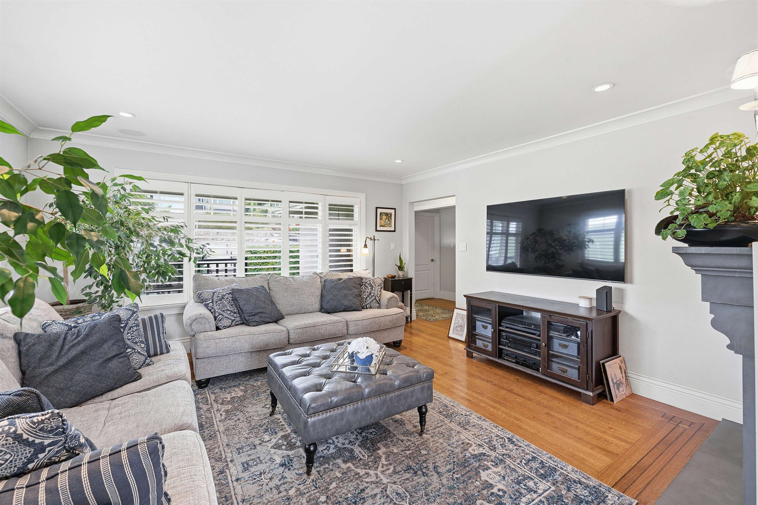 4802 Venables Street, Burnaby, BC - Indoor Photo Showing Living Room