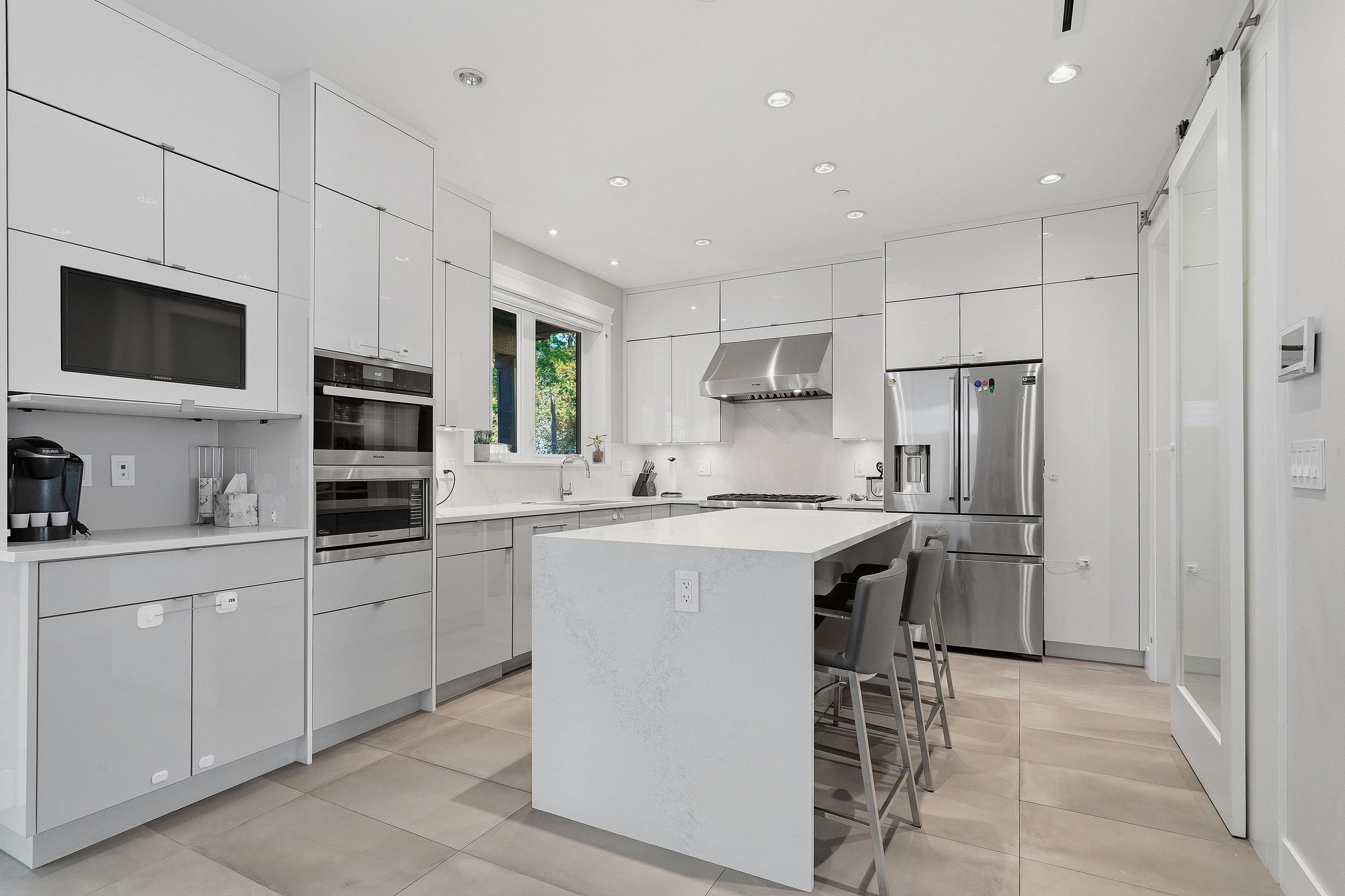 3287 Matapan Crescent, Vancouver, BC - Indoor Photo Showing Kitchen With Upgraded Kitchen