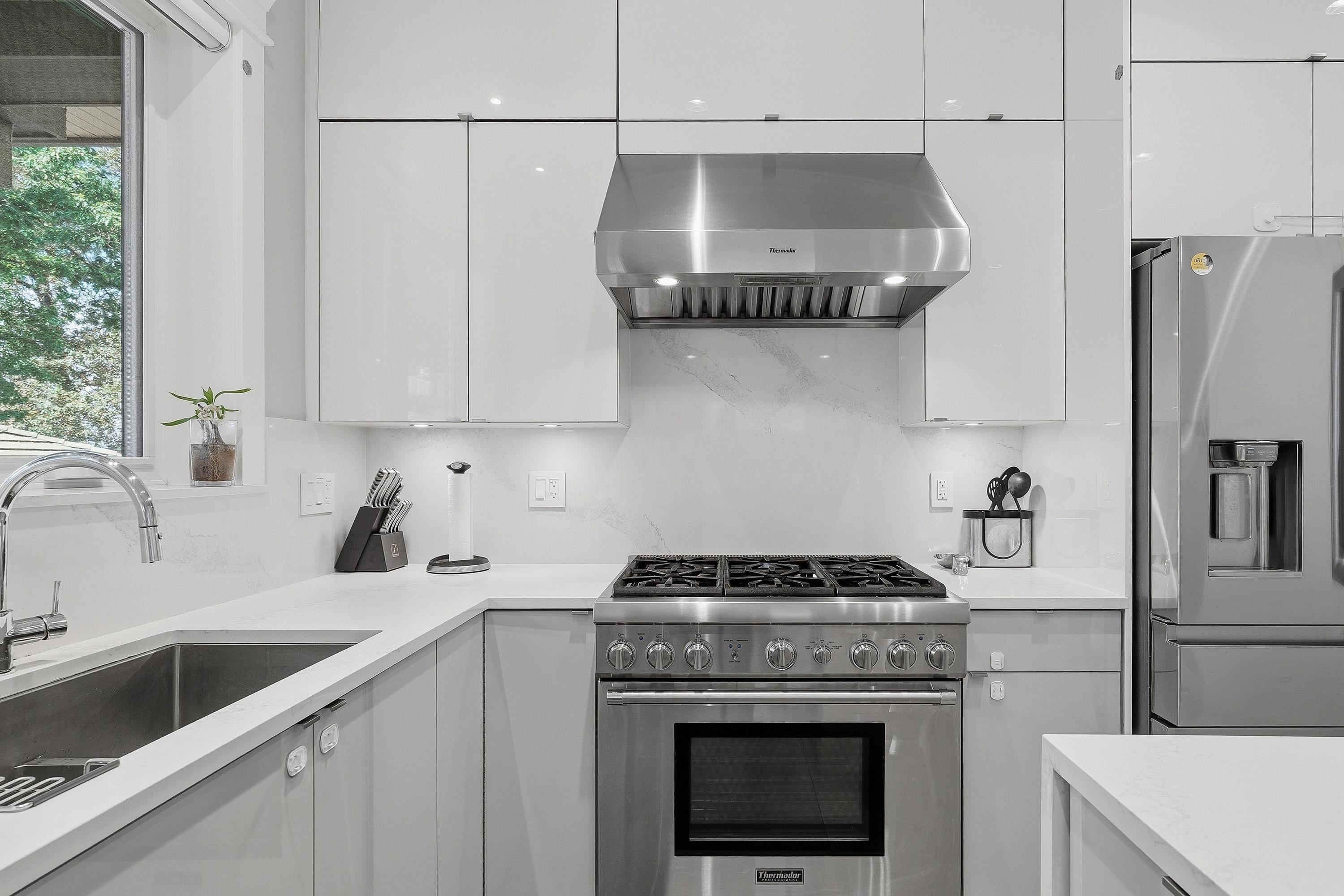3287 Matapan Crescent, Vancouver, BC - Indoor Photo Showing Kitchen With Upgraded Kitchen